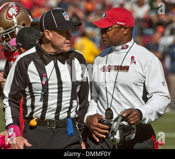 4. Oktober 2009 - San Francisco, Kalifornien - San Francisco 49ers gegen St. Louis Rams im Candlestick Park Sonntag, 4. Oktober 2009. Kopf Linesmas John McGrath geben Erläuterungen beim Aufruf von 49er Head Coach Mike Singletary. (Kredit-Bild: © Al Golub/ZUMApress.com) Stockfoto