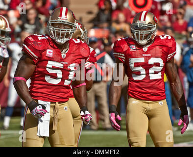 4. Oktober 2009 - San Francisco, Kalifornien - San Francisco 49ers gegen St. Louis Rams im Candlestick Park Sonntag, 4. Oktober 2009. San Francisco 49ers Linebacker Takeo Spikes #51 und Linebacker Patrick Willis #52 erhalten Publikum ins Spiel. (Kredit-Bild: © Al Golub/ZUMApress.com) Stockfoto