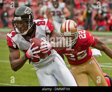 11. Oktober 2009 - San Francisco, Kalifornien - San Francisco 49ers Vs Atlanta Falcons im Candlestick Park Sonntag, 11. Oktober 2009. Atlanta Falcons Wide Receiver zieht Roddy White #84 von San Francisco 49ers Cornerback Nate Clements #22 80 Hof Tochdown laufen zu machen. (Kredit-Bild: © Al Golub/ZUMApress.com) Stockfoto