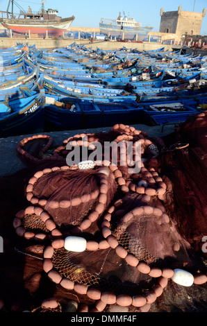 Fischernetze auf Booten der Fischer vertäut im Hafen von Essaouira, Marokko Stockfoto