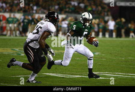 15. Oktober 2009: South Florida Runningback Lindsey Lamar #5 läuft der Ball in der ersten Hälfte der South Florida gegen Cincinnati College-Football-Spiel statt im Raymond James Stadium in Tampa, FL. (Credit-Bild: © Southcreek Global/ZUMApress.com) Stockfoto