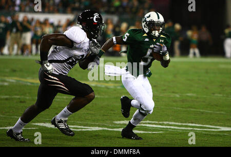 15. Oktober 2009: South Florida Runningback Lindsey Lamar #5 läuft der Ball in der ersten Hälfte der South Florida gegen Cincinnati College-Football-Spiel statt im Raymond James Stadium in Tampa, FL. (Credit-Bild: © Southcreek Global/ZUMApress.com) Stockfoto