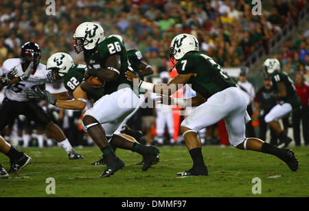 15. Oktober 2009: South Florida Runningback Mike Ford #26 erhält ein Hand-off von Süd-Florida Quarterback B.J. Daniels #7 in der ersten Hälfte von der South Florida gegen Cincinnati College-Football-Spiel im Raymond James Stadium in Tampa, FL statt. (Credit-Bild: © Southcreek Global/ZUMApress.com) Stockfoto