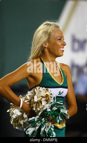 15. Oktober 2009: South Florida Cheerleader während der Pre-game warm-up vor der ersten Hälfte der South Florida gegen Cincinnati College-Football-Spiel statt im Raymond James Stadium in Tampa, FL. (Credit-Bild: © Southcreek Global/ZUMApress.com) Stockfoto
