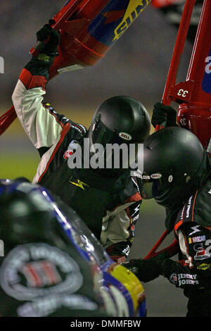 16. Oktober 2009 bei Charlotte Motor Speedway in Charlotte, North Carolina - Charlotte, North Carolina, USA - TONY STEWART in den Gruben auf dem Dollar General 300 Nationwide Series Event laufen. Stewart würde am Ende 11. finishing. (Kredit-Bild: © Jim Dedmon/ZUMA Press) Stockfoto