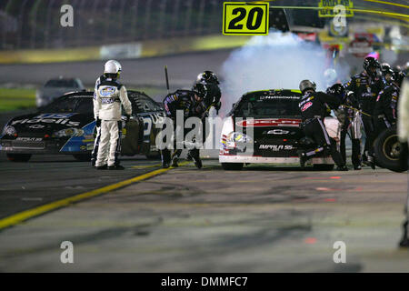 16. Oktober 2009 - Charlotte, North Carolina, USA - TONY STEWART in den Gruben auf dem Dollar General 300 Nationwide Series-Event laufen auf dem Motor Speedway Lowes (Credit-Bild: © Jim Dedmon/ZUMA drücken) Stockfoto