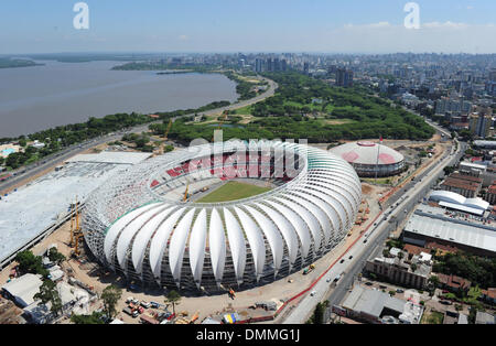 Porto Alegre, Brasilien. 15. Dezember 2013. Eine Luftaufnahme auf das Beira-Rio-Stadion in Porto Alegre, Brasilien, 15. Dezember 2013. Das Stadion, das ein Treffpunkt für die FIFA WM 2014 sein wird, befindet sich neben dem Guaiba Fluss und hat eine Kapazität von 58.306. Foto: SHAUN BOTTERILL/Dpa/Alamy Live News Stockfoto