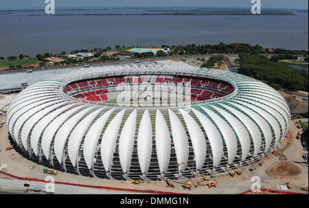 Porto Alegre, Brasilien. 15. Dezember 2013. Eine Luftaufnahme auf das Beira-Rio-Stadion in Porto Alegre, Brasilien, 15. Dezember 2013. Das Stadion, das ein Treffpunkt für die FIFA WM 2014 sein wird, befindet sich neben dem Guaiba Fluss und hat eine Kapazität von 58.306. Foto: SHAUN BOTTERILL/Dpa/Alamy Live News Stockfoto