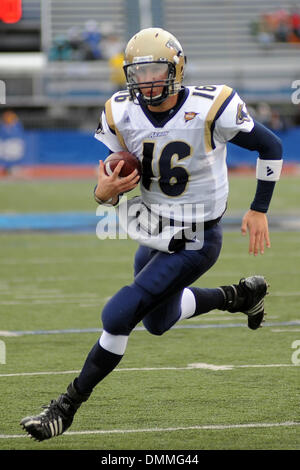 17. Oktober 2009: Akron Quarterback Patrick schön verschlüsselt im zweiten Quartal für ein First Down in der roten Zone gegen die Buffalo-Verteidigung.  Buffalo gewann das Spiel mit 21-17 über Akron 3-4 auf der Saison im UB-Stadion in Buffalo, NY zu verbessern, um... Obligatorische Credit: Michael Johnson / Southcreek Global (Kredit-Bild: © Southcreek Global/ZUMApress.com) Stockfoto