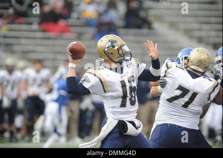 17. Oktober 2009: Akron Quarterback Patrick schön (16) Feld aus der Tasche im zweiten Quartal des Samstag wirft-Spiel gegen Buffalo.  Buffalo gewann das Spiel mit 21-17 über Akron 3-4 auf der Saison im UB-Stadion in Buffalo, NY zu verbessern, um... Obligatorische Credit: Michael Johnson / Southcreek Global (Kredit-Bild: © Southcreek Global/ZUMApress.com) Stockfoto