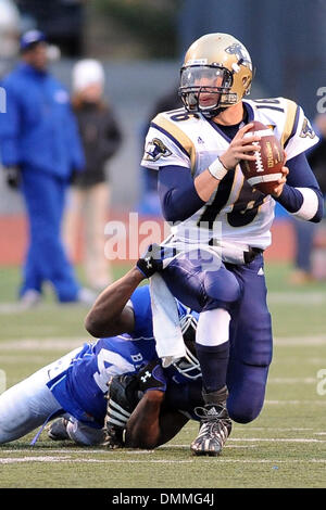 17. Oktober 2009: Akron Quarterback Patrick schön (16) ist im dritten Quartal durch Buffalo defensive Lineman Steven Means entlassen.  Buffalo gewann das Spiel mit 21-17 über Akron 3-4 auf der Saison im UB-Stadion in Buffalo, NY zu verbessern, um... Obligatorische Credit: Michael Johnson / Southcreek Global (Kredit-Bild: © Southcreek Global/ZUMApress.com) Stockfoto