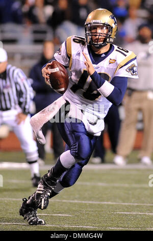 17. Oktober 2009: Akron Quarterback Patrick schön (16) rollt auf seiner linken auf der Suche nach einem Empfänger im vierten Quartal gegen Buffalo. Buffalo gewann das Spiel mit 21-17 über Akron 3-4 auf der Saison im UB-Stadion in Buffalo, NY zu verbessern, um... Obligatorische Credit: Michael Johnson / Southcreek Global (Kredit-Bild: © Southcreek Global/ZUMApress.com) Stockfoto