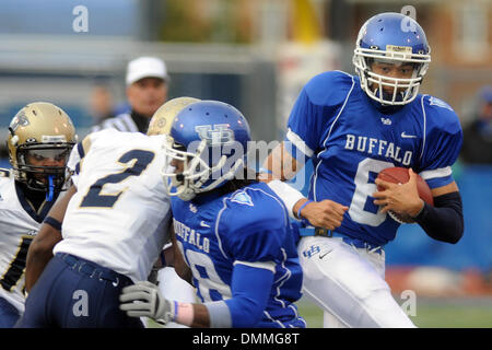 17. Oktober 2009: Buffalo Quarterback Zach Maynard (6) folgt den Block von Akron Cornerback Jalil Carter (2) von Buffalo Wide Receiver Naaman Roosevelt (18) im zweiten Quartal. Buffalo gewann das Spiel mit 21-17 über Akron 3-4 auf der Saison im UB-Stadion in Buffalo, NY zu verbessern, um... Obligatorische Credit: Michael Johnson / Southcreek Global (Kredit-Bild: © Southcreek Global/ZUMApress.com) Stockfoto