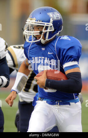 17. Oktober 2009: Buffalo Quarterback Zach Maynard (6) nimmt der Quarterback Halter für ein First Down in Akron 50.  Buffalo gewann das Spiel mit 21-17 über Akron 3-4 auf der Saison im UB-Stadion in Buffalo, NY zu verbessern, um... Obligatorische Credit: Michael Johnson / Southcreek Global (Kredit-Bild: © Southcreek Global/ZUMApress.com) Stockfoto