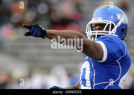 17 Oktober 2009:Buffalo defensive Lineman, Steven Means (40) nach die zweiten Quartal Plünderung der Akron quarterback Patrick schön der Bulls-Studentenschaft verweist. Buffalo gewann das Spiel mit 21-17 über Akron 3-4 auf der Saison im UB-Stadion in Buffalo, NY zu verbessern, um... Obligatorische Credit: Michael Johnson / Southcreek Global (Kredit-Bild: © Southcreek Global/ZUMApress.com) Stockfoto