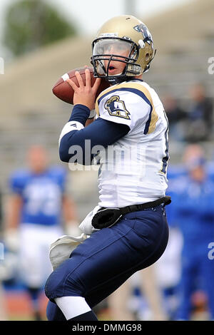 17. Oktober 2009: Akron Quarterback Patrick schön (16) gründet in der Tasche im ersten Quartal die Reißverschlüsse Spiel gegen Buffalo. Buffalo gewann das Spiel mit 21-17 über Akron 3-4 auf der Saison im UB-Stadion in Buffalo, NY zu verbessern, um... Obligatorische Credit: Michael Johnson / Southcreek Global (Kredit-Bild: © Southcreek Global/ZUMApress.com) Stockfoto