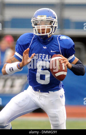 17. Oktober 2009: Buffalo Quarterback Zach Maynard (6) sucht einen offenen Empfänger in der Öffnung Antrieb des Spiels. Buffalo gewann das Spiel mit 21-17 über Akron 3-4 auf der Saison im UB-Stadion in Buffalo, NY zu verbessern, um... Obligatorische Credit: Michael Johnson / Southcreek Global (Kredit-Bild: © Southcreek Global/ZUMApress.com) Stockfoto