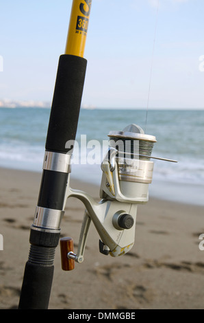 Detail einer Angelrolle und Stab mit Mittelmeer im Hintergrund. Malaga, Spanien. Stockfoto