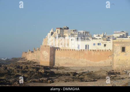 Blick von Skala du Port in Richtung Stadtmauern der Medina, der Altstadt von Essaouira, die Stadt an der Küste von Marokko. Stockfoto