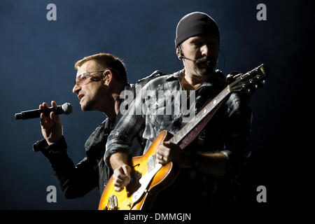 20. Oktober 2009 - Phoenix, Arizona, Vereinigte Staaten von Amerika - führen Sänger Bono und Gitarrist der Rand der irischen Rockband U2 führen live auf der Bühne im University of Phoenix Stadium in Phoenix, Arizona während ihrer 360-Grad-Nordamerika-Tournee 2009. (Kredit-Bild: © gen Lower/Southcreek Global/ZUMApress.com) Stockfoto