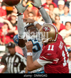 8. November 2009 - San Francisco, Kalifornien - San Francisco 49ers Vs Tennessee Titans im Candlestick Park Sonntag, 8. November 2009. Tennessee Titans Linebacker Keith Bulluck #53 Tipps San Francisco 49ers Quarterback Alex Smith #11-Pass (Credit-Bild: © Al Golub/ZUMApress.com) Stockfoto