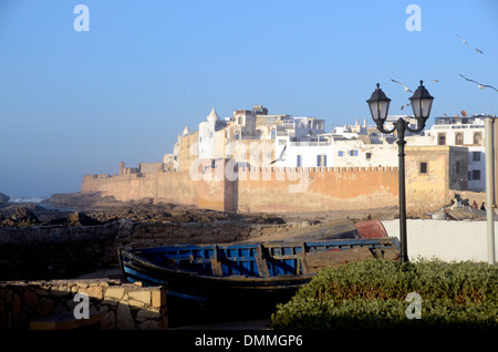 Blick von Skala du Port in Richtung Stadtmauern der Medina, der Altstadt von Essaouira, die Stadt an der Küste von Marokko. Stockfoto