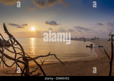 Malediven, Menschen am Strand Sonnenuntergang Stockfoto