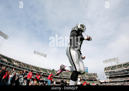 18. Oktober 2009: Oakland Raiders Greg Ellis (99) nimmt das Feld während der Spielaktion am Sonntag im Oakland Coliseum in Oakland, Kalifornien Die Oakland Raiders besiegten die Philadelphia Eagles 13-9. Obligatorische Credit - Konstandinos Goumenidis / Southcreek Global Media. (Kredit-Bild: © Southcreek Global/ZUMApress.com) Stockfoto