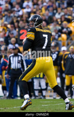 18. Oktober 2009: Pittsburgh Steelers-quarterback Ben Roethlisberger (7) zurück, um während der NFL Football-Spiel zwischen den Cleveland Browns und Pittsburgh Steelers in Heinz Field in Pittsburgh, Pennsylvania zu übergeben.  Die Steelers besiegte die Browns 27-14.  Obligatorische Credit - Frank Jansky / Southcreek Global Media. (Kredit-Bild: © Southcreek Global/ZUMApress.com) Stockfoto