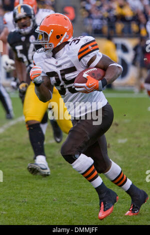 18. Oktober 2009: Cleveland Browns Runningback Jerome Harrison (35) mit dem Fußball in der NFL Football-Spiel zwischen den Cleveland Browns und Pittsburgh Steelers mit Heinz Field in Pittsburgh, Pennsylvania läuft.  Die Steelers besiegte die Browns 27-14.  Obligatorische Credit - Frank Jansky / Southcreek Global Media. (Kredit-Bild: © Southcreek Global/ZUMApress.com) Stockfoto