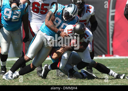 18. Oktober 2009: Carolina Panthers defensives Ende Julius Peppers #90 Säcke Tampa Bay Buccaneers quarterback Josh Johnson #11. Die Carolina Panthers besiegten die Tampa Bay Buccaneers 28-21 im Raymond James Stadium in Tampa, Florida. (Kredit-Bild: © Southcreek Global/ZUMApress.com) Stockfoto