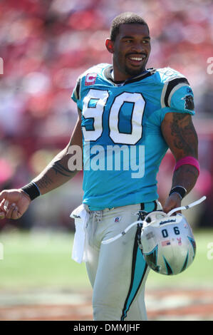 18. Oktober 2009: Carolina Panthers defensives Ende Julius Peppers #90 nimmt eine Auszeit. Die Carolina Panthers besiegten die Tampa Bay Buccaneers 28-21 im Raymond James Stadium in Tampa, Florida. (Kredit-Bild: © Southcreek Global/ZUMApress.com) Stockfoto