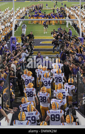 24. Oktober 2009: LSU Cheftrainer, Les Miles, führt sein Team zum Feld vor dem Samstagabend SEC West Matchup zwischen der Auburn Tigers und die LSU Tigers.  LSU gewinnen würde das Spiel 31-10... obligatorisch Credit: Stacy Revere / Southcreek Global (Credit Bild: © Southcreek Global/ZUMApress.com) Stockfoto