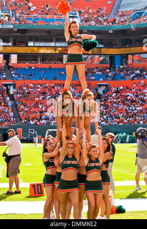 24. Oktober 2009: Miami Hurrikan Cheerleader in Aktion während der ersten Hälfte Clemson 40 besiegte Miami (FL) 37 in OT im Landshark Stadium in Miami, FL. (Credit-Bild: © Southcreek Global/ZUMApress.com) Stockfoto