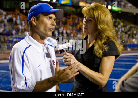 3. September 2009: Boise State Cheftrainer Chris Petersen wird von ESPN Heather Cox nach Boise State - Oregon Fußballspiel interviewt. Die Boise State Broncos besiegte die Oregon Ducks 18-9 Bronco-Stadion in Boise ID (Kredit-Bild: © Southcreek Global/ZUMApress.com) Stockfoto