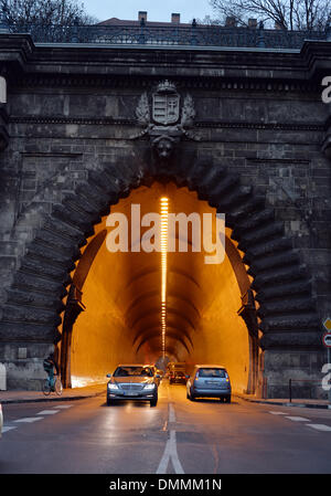 Budapest, Ungarn. 11. Dezember 2013. Die Autotunnel hinter der Kettenbrücke auf die Budaseite unter dem Burgberg ist in Budapest, Ungarn, 11. Dezember 2013 fotografiert. Foto: Jens Kalaene/Dpa/Alamy Live News Stockfoto