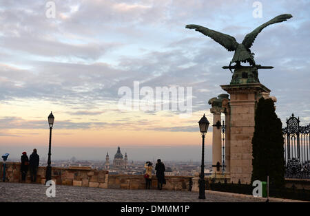 Budapest, Ungarn. 11. Dezember 2013. Blick vom Burgberg mit einer Adler-Skulptur am Eingang auf der national Gallery während des Sonnenuntergangs am Abend in Budapest, Ungarn, 11. Dezember 2013. In die Mitte der Stadt die Kuppel der St.-Stephans Basilika ist abgebildet. Foto: Jens Kalaene/Dpa/Alamy Live News Stockfoto