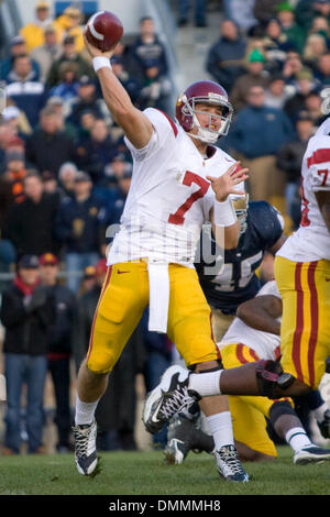 17. Oktober 2009: USC Trojans Quarterback Matt Barkley (7) wirft einen Pass während der NCAA College-Football-Spiel zwischen den USC Trojans und die Notre Dame Fighting Irish im Notre Dame Stadium in Notre Dame, Indiana.  Die Trojaner schlagen die Fighting Irish 34-27..Mandatory Credit: Frank Jansky / Southcreek Global (Credit-Bild: © Southcreek Global/ZUMApress.com) Stockfoto