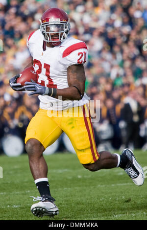 17. Oktober 2009: USC Trojans Runningback Allen Bradford (21) läuft mit dem Fußball während der NCAA College-Football-Spiel zwischen den USC Trojans und die Notre Dame Fighting Irish im Notre Dame Stadium in Notre Dame, Indiana.  Die Trojaner schlagen die Fighting Irish 34-27..Mandatory Credit: Frank Jansky / Southcreek Global (Credit-Bild: © Southcreek Global/ZUMApress.com) Stockfoto