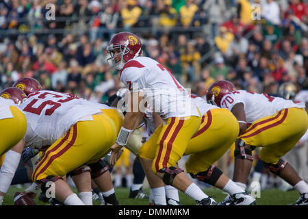 17. Oktober 2009: USC Trojans Quarterback Matt Barkley (7) blickt auf die Verteidigung während der NCAA College-Football-Spiel zwischen den USC Trojans und die Notre Dame Fighting Irish im Notre Dame Stadium in Notre Dame, Indiana.  Die Trojaner schlagen die Fighting Irish 34-27..Mandatory Credit: Frank Jansky / Southcreek Global (Credit-Bild: © Southcreek Global/ZUMApress.com) Stockfoto