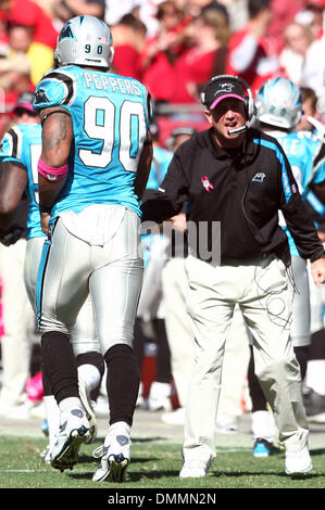 18. Oktober 2009: Carolina Panthers defensives Ende Julius Peppers #90 ist von Trainer John Fox beglückwünscht. Die Carolina Panthers besiegten die Tampa Bay Buccaneers 28-21 im Raymond James Stadium in Tampa, Florida. (Kredit-Bild: © Southcreek Global/ZUMApress.com) Stockfoto