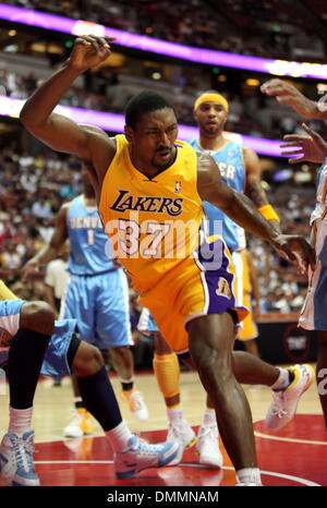 22. Oktober 2009 Reisen - Anaheim, Kalifornien, USA - Los Angeles Lakers RON ARTEST #37 während ein Spiel gegen die Denver Nuggets während eines Spiels der Vorsaison im Honda Center. Lakers besiegen die Nuggets 106 / 89.   (Kredit-Bild: © Mark Samala/ZUMA Press) Stockfoto