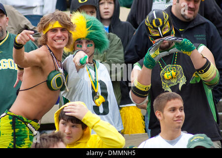 24. Oktober 2009: Oregon Ente-Fans zu feiern, wie das Team aufs Feld stürzt, bevor das Spiel zwischen der #11 Oregon Ducks eingestuft und der Washington Huskies gespielten Husky Stadium in Seattle, WA... Obligatorische Credit: Andrew Fredrickson / Southcreek Global (Kredit-Bild: © Southcreek Global/ZUMApress.com) Stockfoto