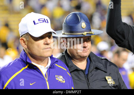 24. Oktober 2009: LSU Cheftrainer, Les Miles, geht zum Mittelfeld nach Samstagabend SEC West Matchup zwischen der Auburn Tigers und die LSU Tigers.  LSU gewinnen würde das Spiel 31-10... obligatorisch Credit: Stacy Revere / Southcreek Global (Credit Bild: © Southcreek Global/ZUMApress.com) Stockfoto