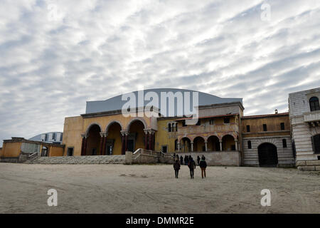 Budapest, Ungarn. 11. Dezember 2013. Ein Torbogen und Häuser sind in einem Filmset in den Korda Studios in Etyek in der Nähe von Budapest, Ungarn, 11. Dezember 2013 abgebildet. Der TV-Serie "Alatriste" und "Borgia" wurden hier gedreht. Foto: Jens Kalaene/Dpa/Alamy Live News Stockfoto