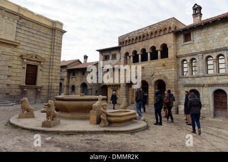 Budapest, Ungarn. 11. Dezember 2013. Besucher gehen durch ein Film-set in den Korda Studios in Etyek in der Nähe von Budapest, Ungarn, 11. Dezember 2013. Der TV-Serie "Alatriste" und "Borgia" wurden hier gedreht. Foto: Jens Kalaene/Dpa/Alamy Live News Stockfoto