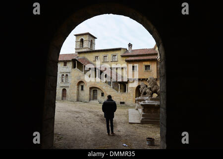 Budapest, Ungarn. 11. Dezember 2013. Ein Torbogen und Häuser sind in einem Filmset in den Korda Studios in Etyek in der Nähe von Budapest, Ungarn, 11. Dezember 2013 abgebildet. Der TV-Serie "Alatriste" und "Borgia" wurden hier gedreht. Foto: Jens Kalaene/Dpa/Alamy Live News Stockfoto