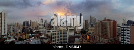 Skyline der Innenstadt von Panama City in Panama, 18. Juli 2013 am Abend fotografiert. Der Politiker der Demokratischen Partei offiziell eröffnet den Panama-Kanal im Jahr 1920 während seiner Präsidentschaft von 1913 bis 1921. Foto: Heinz Krimmer - Achtung! KEIN KABEL-SERVICE- Stockfoto