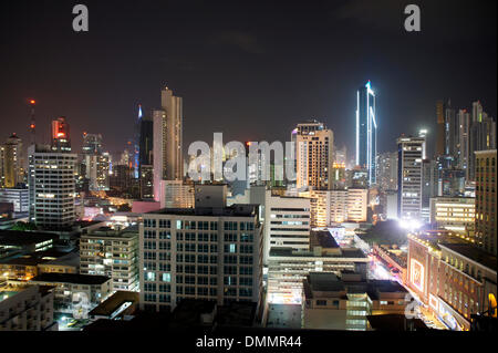 Skyline der Innenstadt von Panama City in Panama, 16. Juli 2013 in der Nacht fotografiert. Der Politiker der Demokratischen Partei offiziell eröffnet den Panama-Kanal im Jahr 1920 während seiner Präsidentschaft von 1913 bis 1921. Foto: Heinz Krimmer - Achtung! KEIN KABEL-SERVICE- Stockfoto