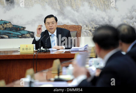 Peking, China. 16. Dezember 2013. Zhang Dejiang, Vorsitzender des ständigen Ausschusses des nationalen Kongress (NPC), präsidiert über die 14. Sitzung des Rates der Vorsitzenden des 12. NPC ständigen Ausschusses in der großen Halle des Volkes in Peking, Hauptstadt von China, 16. Dezember 2013. © Zhang Duo/Xinhua/Alamy Live-Nachrichten Stockfoto